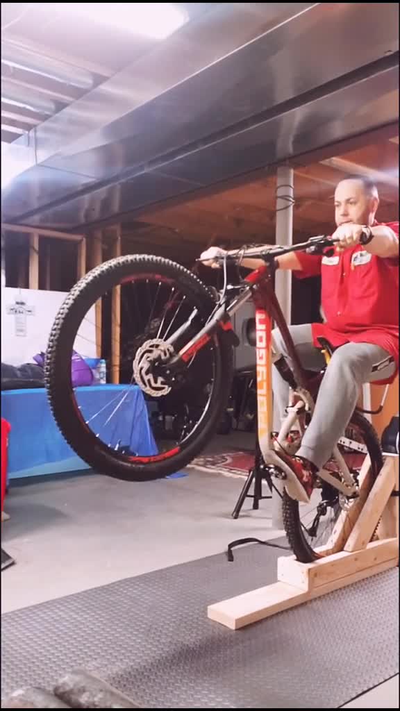 polygon bike是一家國際知名的專業(yè)自行車公司 主要生產(chǎn)制造鋼 鋁合金 碳纖維等材質(zhì)的自行車 其設(shè)計團隊和研發(fā)團隊中,有許多國際知名的一線冠軍騎手 產(chǎn)品特色比較注重用戶的體驗 在車界獨樹一格的polygon,擁有著自主生產(chǎn),專業(yè)組裝和終端銷售的一站